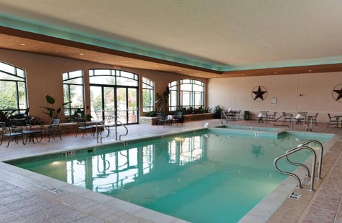 Grapevine House | Vibrant & Tranquil King Suite! Pool, Bar, Gym