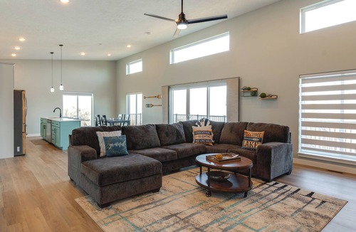 Crofton House | Views of Lewis & Clark Lake - Modern Apt w/Deck