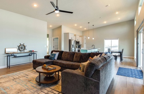 Crofton House | Views of Lewis & Clark Lake - Modern Apt w/Deck