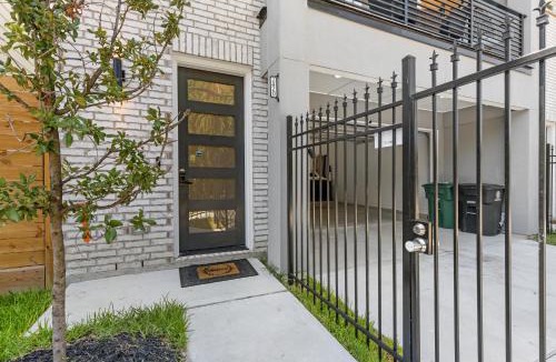 Greater Third Ward Villa | Villa De Briley - Luxury Creator Station - Fire Pit