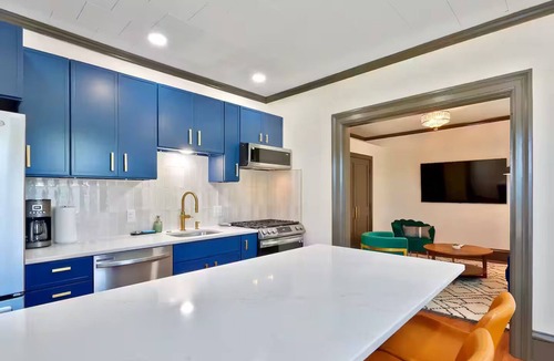 Burlington Apartment | Vintage Charm Manor - Modern Luxury 2BR Suite, Close to Downtown & Bakery