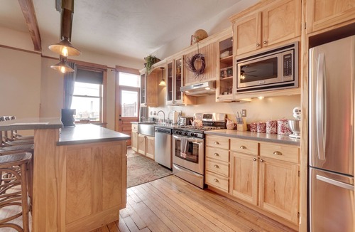 Laramie Apartment | Vintage Downtown Laramie Apartment w/Deck!