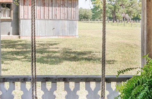 La Grange Cottage | Vintage Silo + Sleeps 2 + 8 Minutes to Round Top!