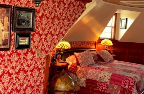 Voth Cabin | Vintage Victorian Era Suite Rental Amid Forest Trees in Lumberton, Texas