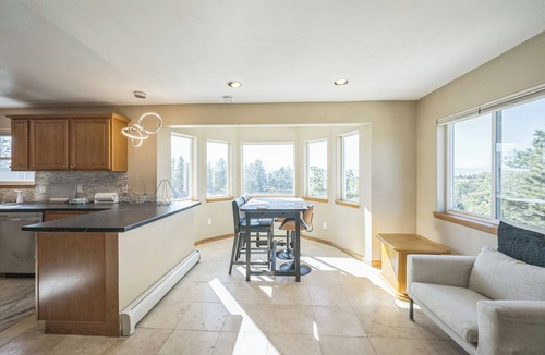 Castle Pines House | Vista 5BR/4BA Sleep9 Accessible CamperParkShopGolf