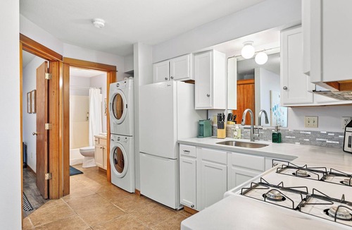 Sehome Apartment | Walk-Everywhere Patio Suite with King Bed, Parking and Fenced Yard