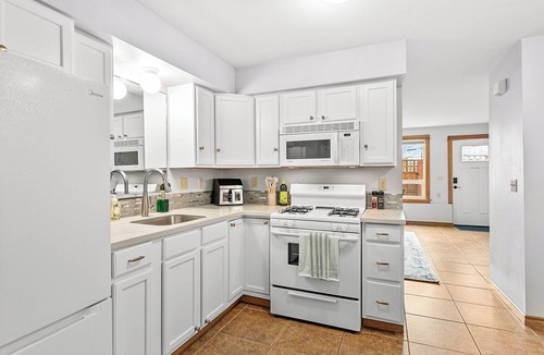 Sehome Apartment | Walk-Everywhere Patio Suite with King Bed, Parking and Fenced Yard