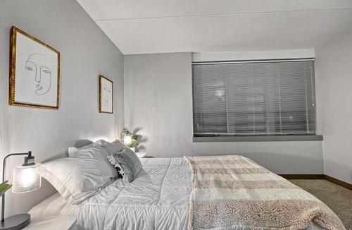Downtown Des Moines Apartment | Walk to Caseys Center Quiet Downtown Stay