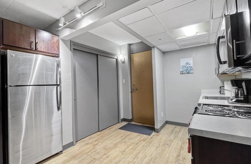 Downtown Des Moines Apartment | Walk to Caseys Center Quiet Downtown Stay