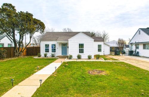 Central Arlington House | Walk to Cowboys Games: Arlington Home w/Hot Tub!