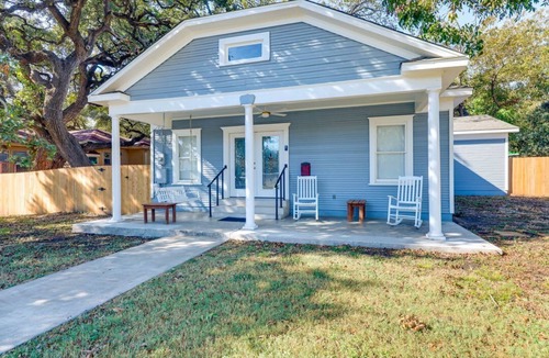 Lockhart House | Walk to Downtown Shops Home w Fenced Yard