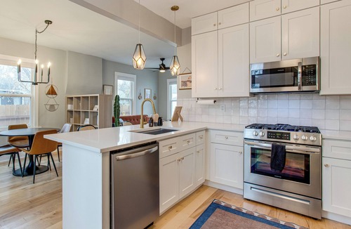 Berkeley House | Walk to Eats! Tennyson Haven w/Pet-Friendly Yard