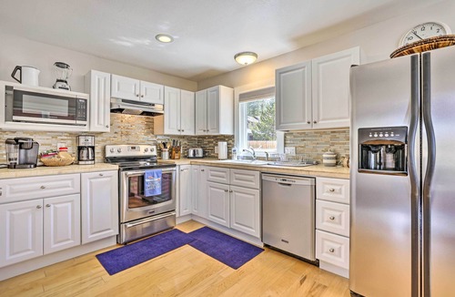 Grand Lake House | Walk to Grand Lake & Dtwn! Group Escape w/Hot Tub