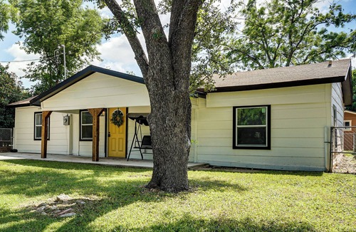 Weatherford Cottage | Walk to Historic Weatherford: Home w/Yard