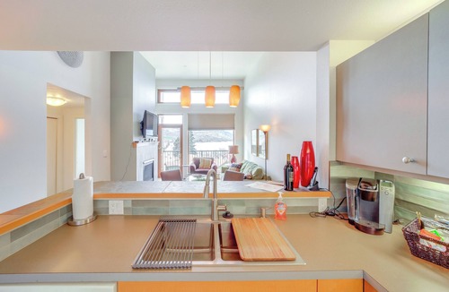 Chelan Apartment | Walk to Lake Chelan: Top-level Waterfront Condo