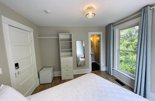 Chelan Bed & Breakfast | Walk to Lake & Downtown Chelan! Room #2
