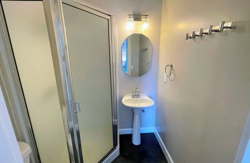 Chelan Bed & Breakfast | Walk to Lake & Downtown Chelan! Room #2