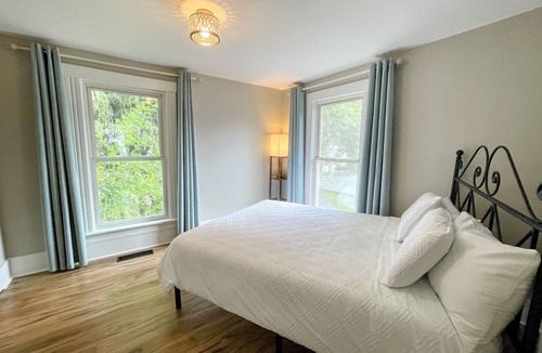 Chelan Bed & Breakfast | Walk to Lake & Downtown Chelan! Room #3