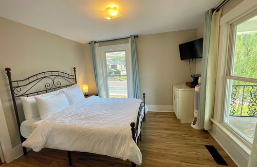 Chelan Bed & Breakfast | Walk to Lake & Downtown Chelan! Room #4