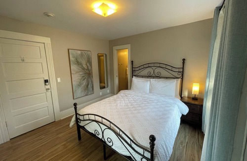 Chelan Bed & Breakfast | Walk to Lake & Downtown Chelan! Room #4