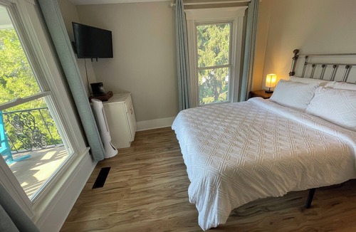 Chelan Bed & Breakfast | Walk to Lake & Downtown Chelan! Room #5