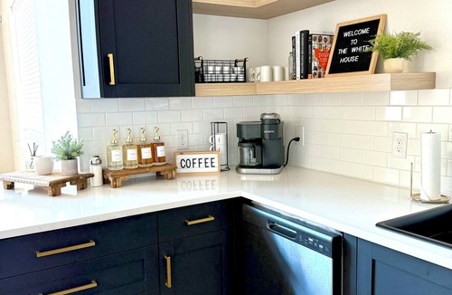 Medicine Park House | Walk to Medicine Park. Mountain View’s + Fire Pit. Spacious Home Sleeps 8