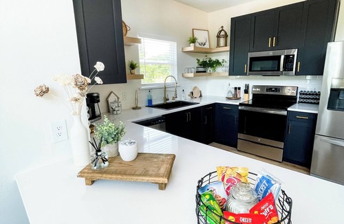 Medicine Park House | Walk to Medicine Park. Mountain View’s + Fire Pit. Spacious Home Sleeps 8