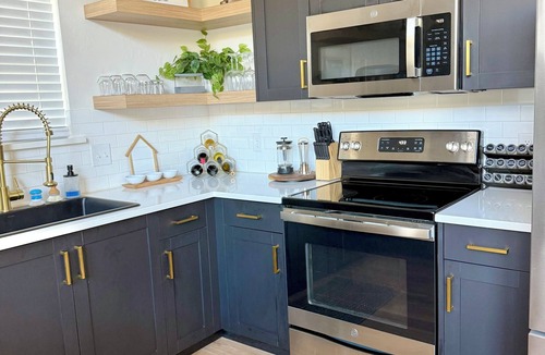 Medicine Park House | Walk to Medicine Park. Mountain View’s + Fire Pit. Spacious Home Sleeps 8