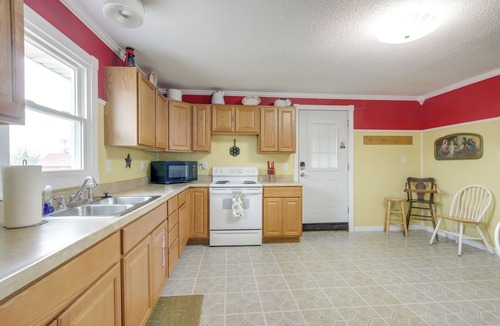 Nauvoo Apartment | Walk to Nauvoo Temple: Remodeled Family Apartment