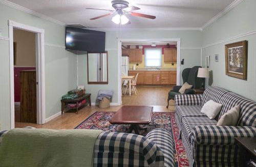 Nauvoo Apartment | Walk to Nauvoo Temple: Remodeled Family Apartment
