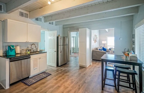 West Old Town Apartment | Walk to Old Town 2BR/1.5ba Professionally Cleaned