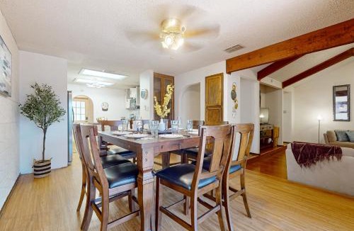 Bonanza House | Walk to Park! Family-Friendly Laredo Home w/Yard