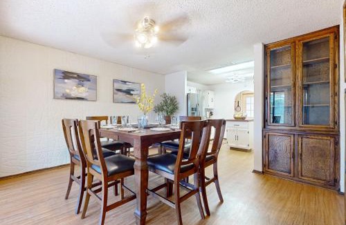 Bonanza House | Walk to Park! Family-Friendly Laredo Home w/Yard