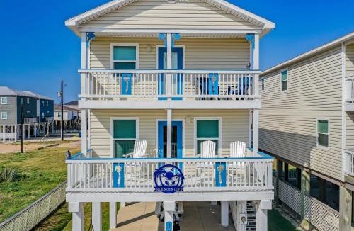 Surfside Beach House | Walk to Shore & Eats: Surfside Beach House