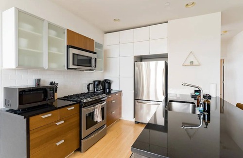 Broadway House | Walk to Space Needle from a Cap Hill Loft w/VIEWS