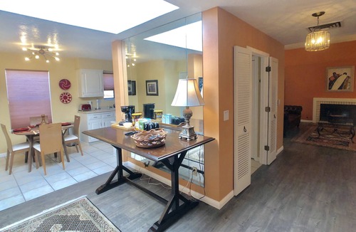 Bear Canyon House | Walk to Starbucks and Whole Foods. Enjoy Townhouse and Artwork