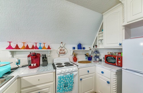 Surfside Beach House | Walk to Waves! Surfside Beach House w/Ocean View