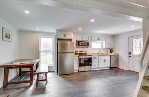 Holt Cottage | Walk to Winery: Holt Home 8 Mi to State Park!