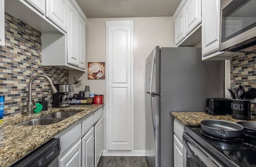 Arlington Apartment | Walk to World Cup Games! Walk to AT&T & Globe Life + Small Yard
