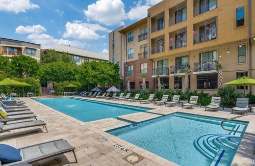 Legacy Park Apartment | Walkable Chic Studio in Trendy Area/Parking garage/Wifi