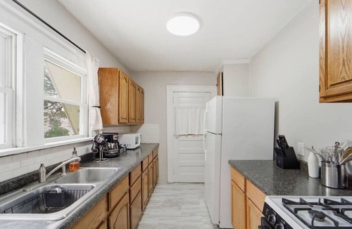 Des Moines Apartment | Walkable DSM Gem | Mins to Drake & Ingersoll Ave