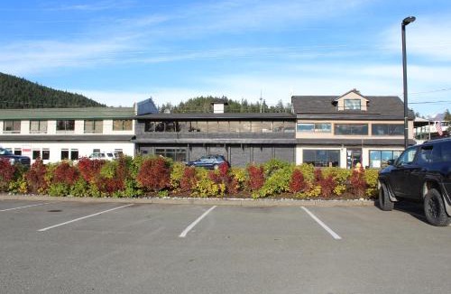 Juneau Apartment | Walkable luxe studio with view 6