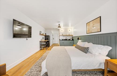 Juneau Apartment | Walkable luxe studio with view 6