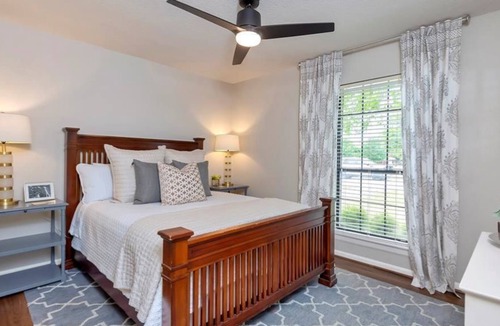 Grapevine House | Walking distance to the lake, Pool/Hot tub/Slps12/less than 2 miles from Main ST