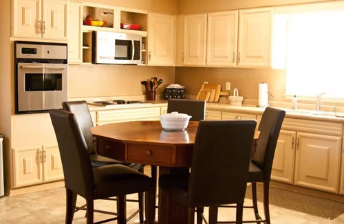 West Des Moines House | Walnut Row, Walk to Valley Junction, Sleeps 10+