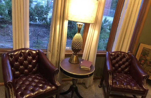 West Des Moines House | Walnut Row, Walk to Valley Junction, Sleeps 10+