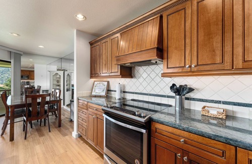Wapato Point Condo | Wapato Point Halmalka Condo 514-B Close to Outdoor Pool, Sandy Beach Amenities