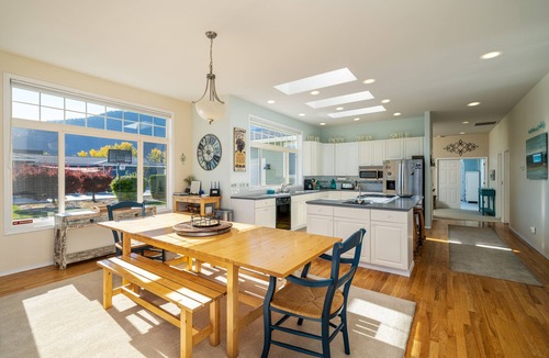 Wapato Point House | Wapato Point Home Single Level 4 Bed 3 Bath Sleeps 12, Close to Waterfront Park