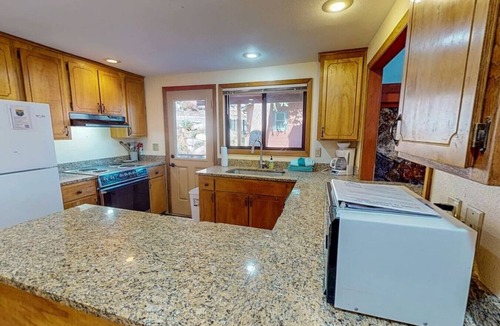 Joseph House | Water`s Edge Haven- spacious Wallowa Lake escape