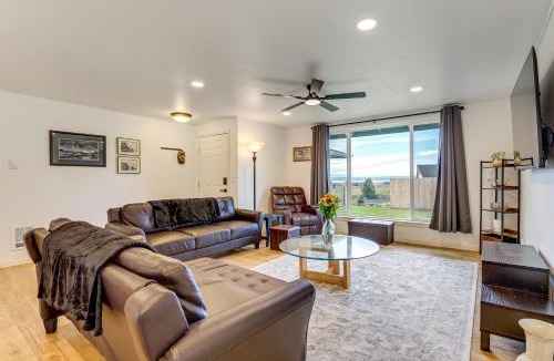 Stanwood House | Water Views & Hot Tub: 'Kim's Kastle' in Stanwood!